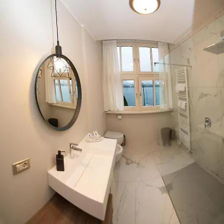 Little Marina - East Side - Front Apartment *